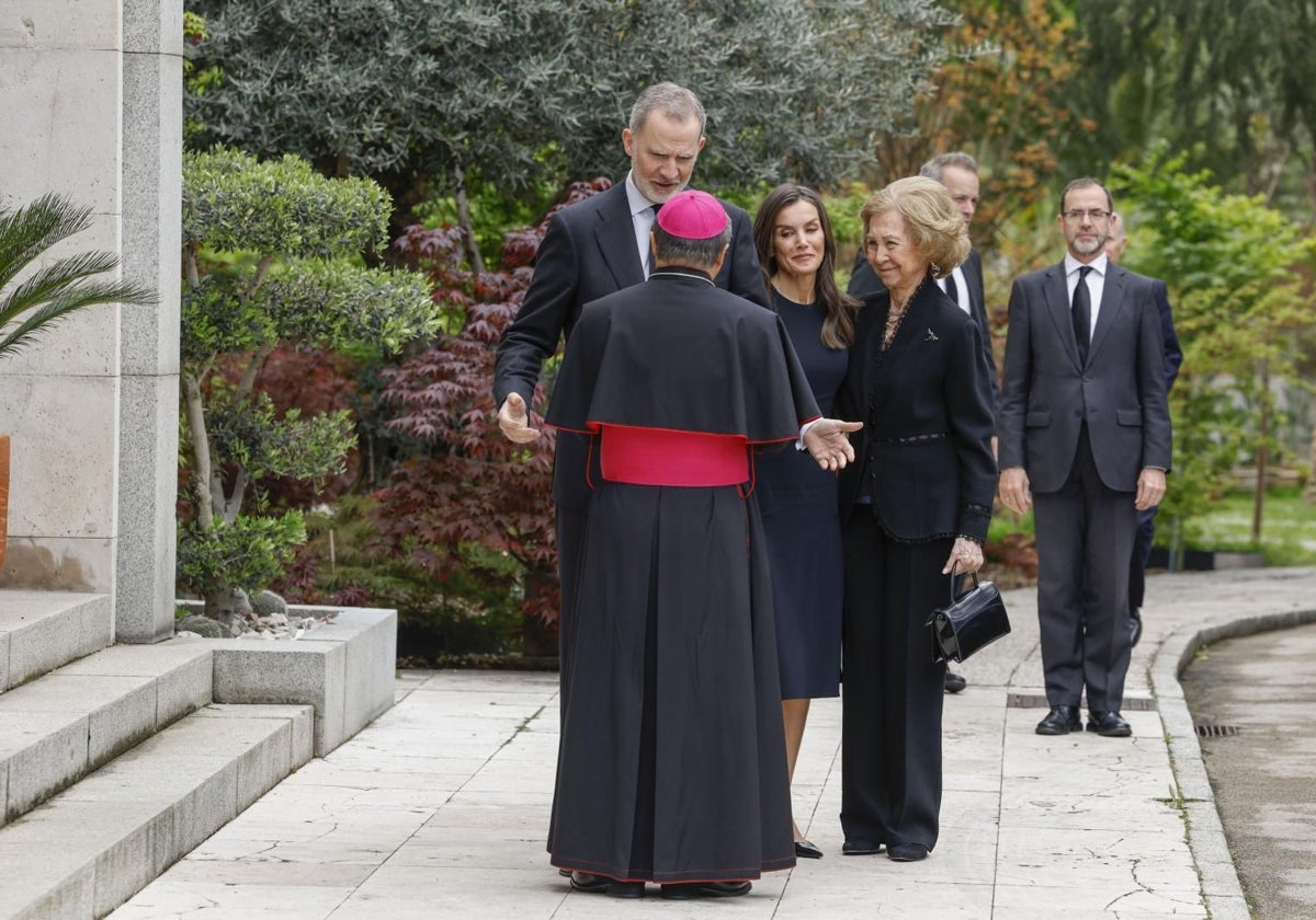 Los Reyes Felipe VI, Letizia, y la Reina emérita Sofía conversan con el Nuncio apostólico, Bernardito Auza, a su llegada a la Nunciatura Apostólica en Madrid