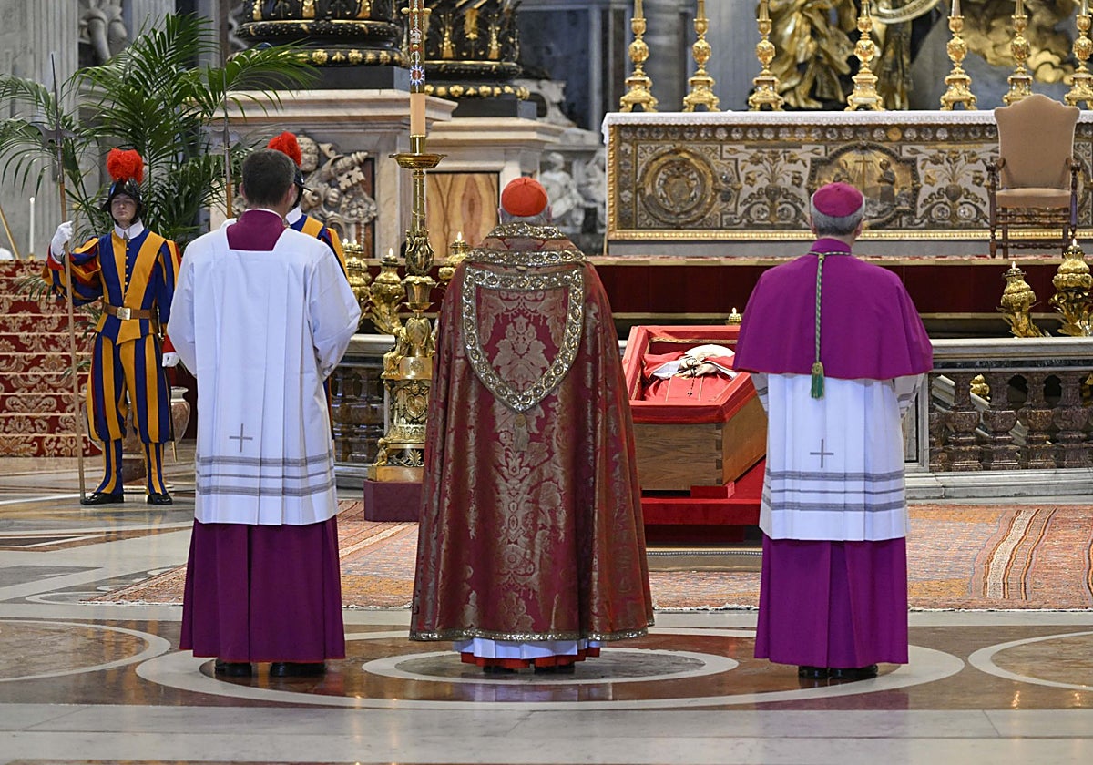El féretro del Papa Francisco, en la basílica de San Pedro