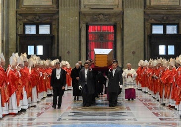 Quiénes son los sediarios pontificios, el cuerpo de laicos que llevará los restos del Papa Francisco hasta el Vaticano