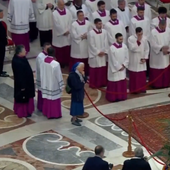 La monja que se ha saltado el protocolo para despedir al Papa Francisco