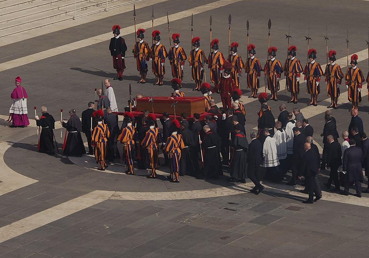 Los sediarios, durante el traslado del cuerpo del Papa Francisco