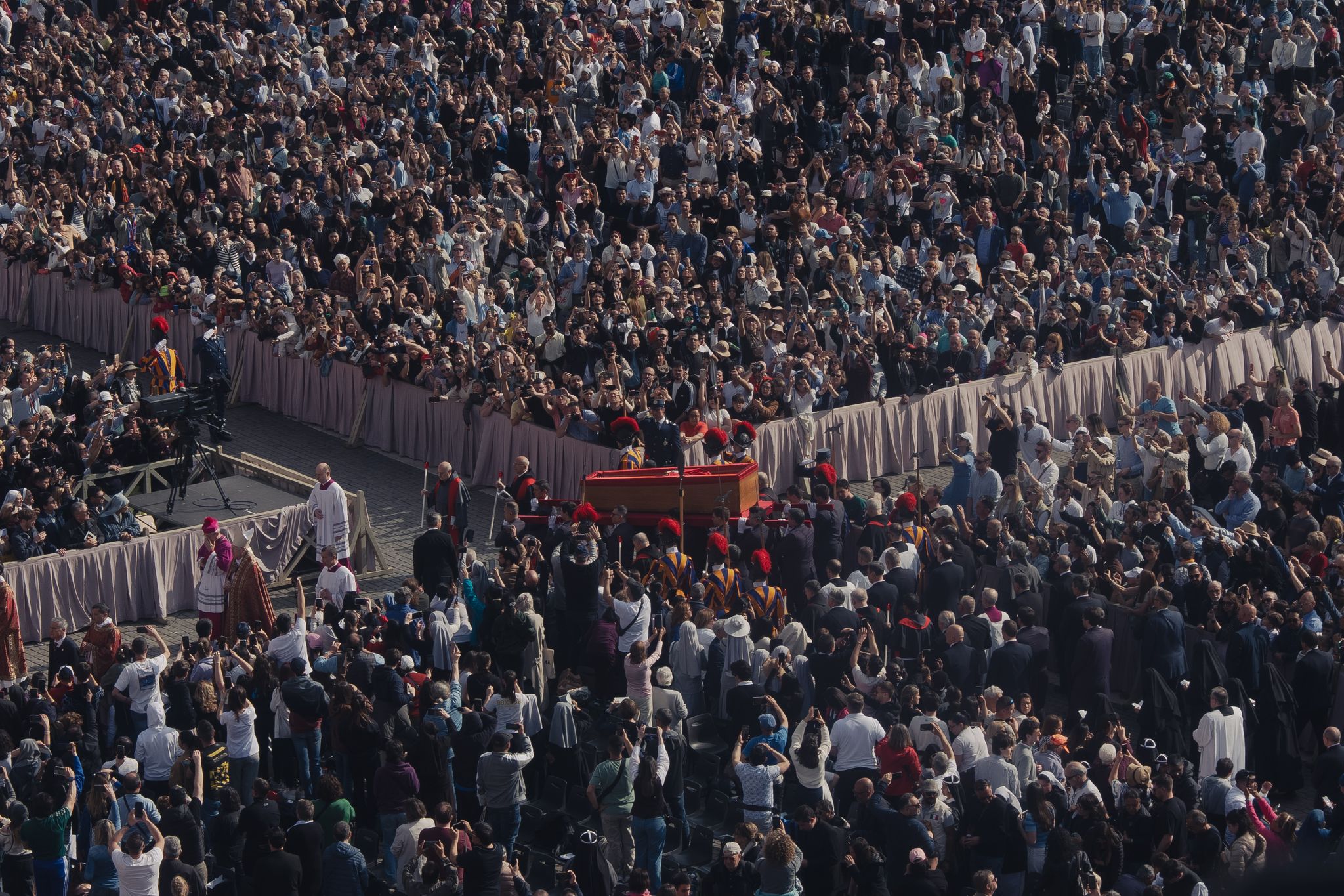 El féretro del Papa cruza una abarrotada Plaza de San Pedro.