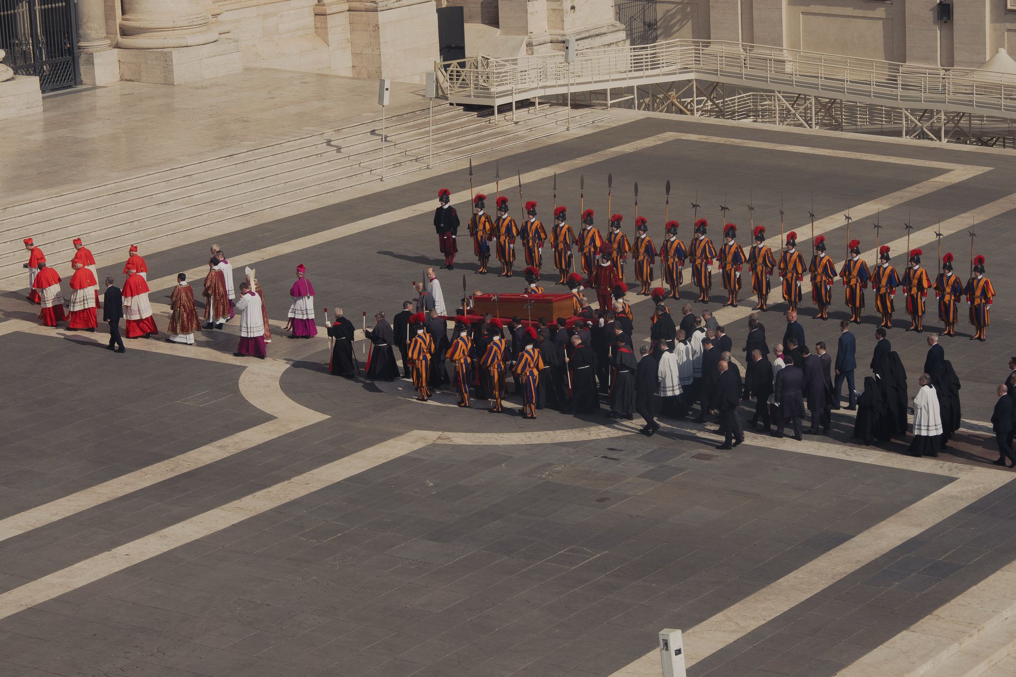 El féretro del Papa cruzando la Plaza de San Pedro.