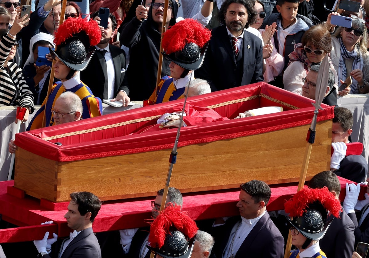 El féretro del Papa Francisco, durante el traslado a la Basílica de San Pedro.