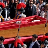 El féretro del Papa Francisco, durante el traslado a la Basílica de San Pedro.