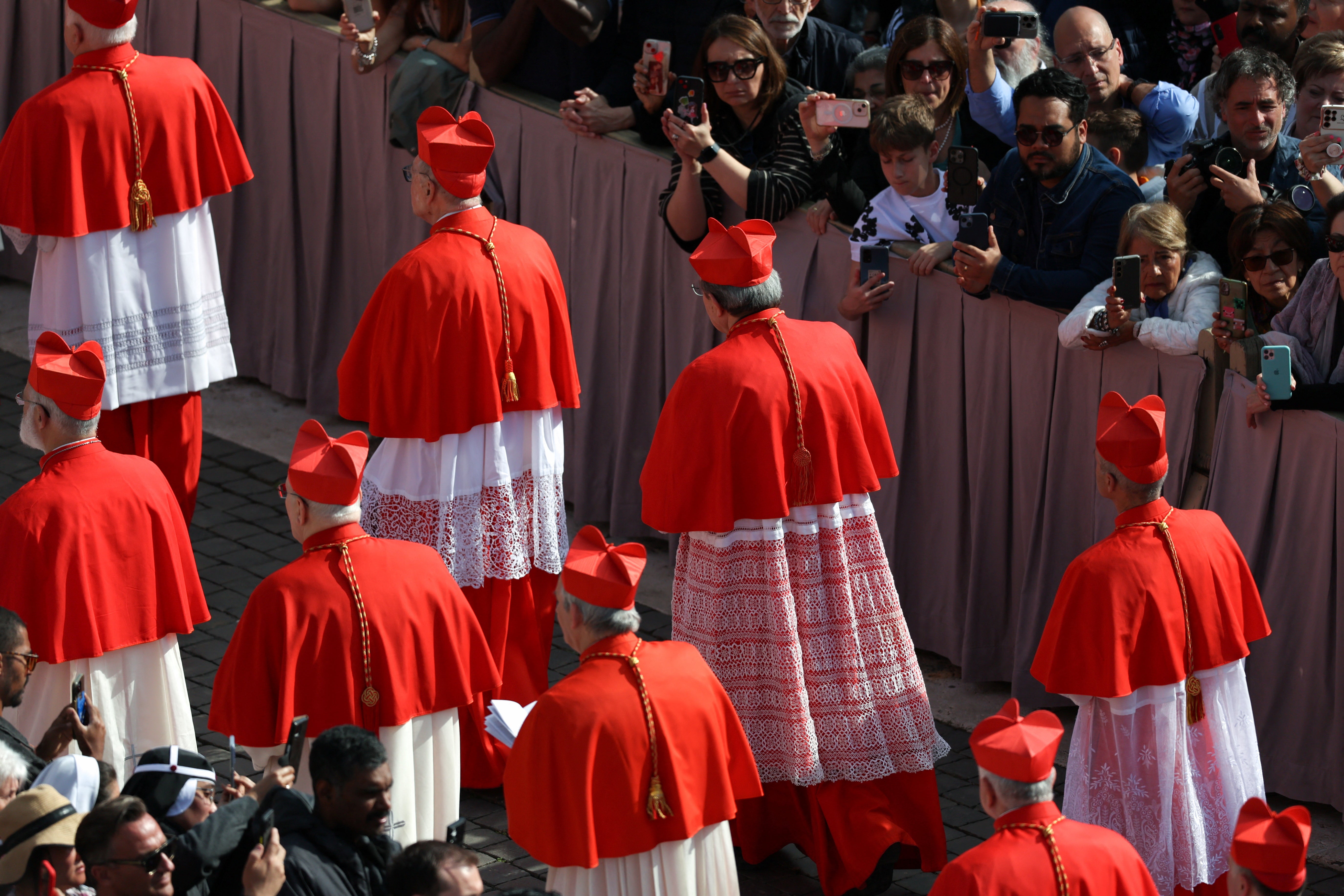 Miembros del clero, durante la procesión a la Basílica.