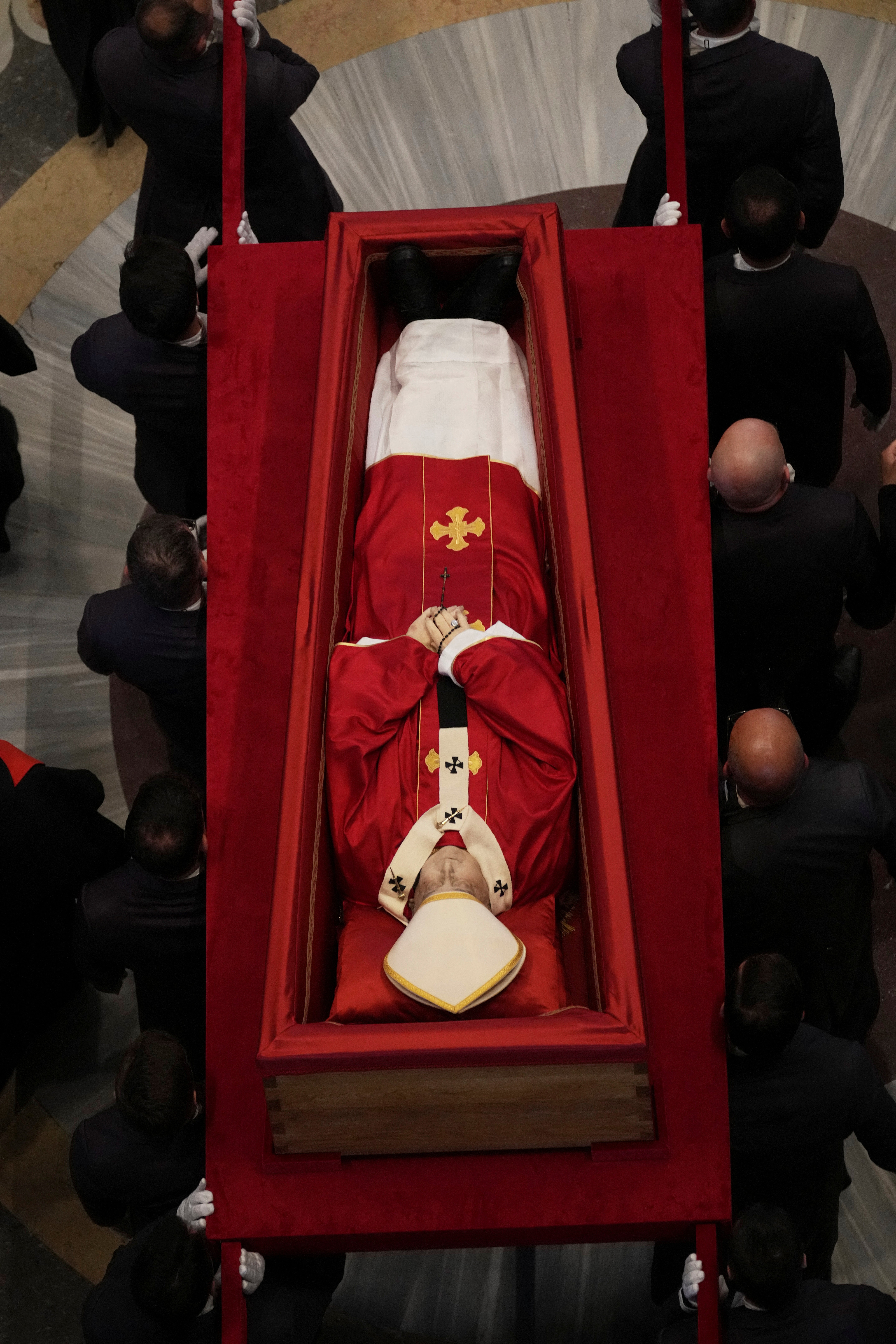 El cuerpo del Papa Francisco, a su entrada a la Basílica.