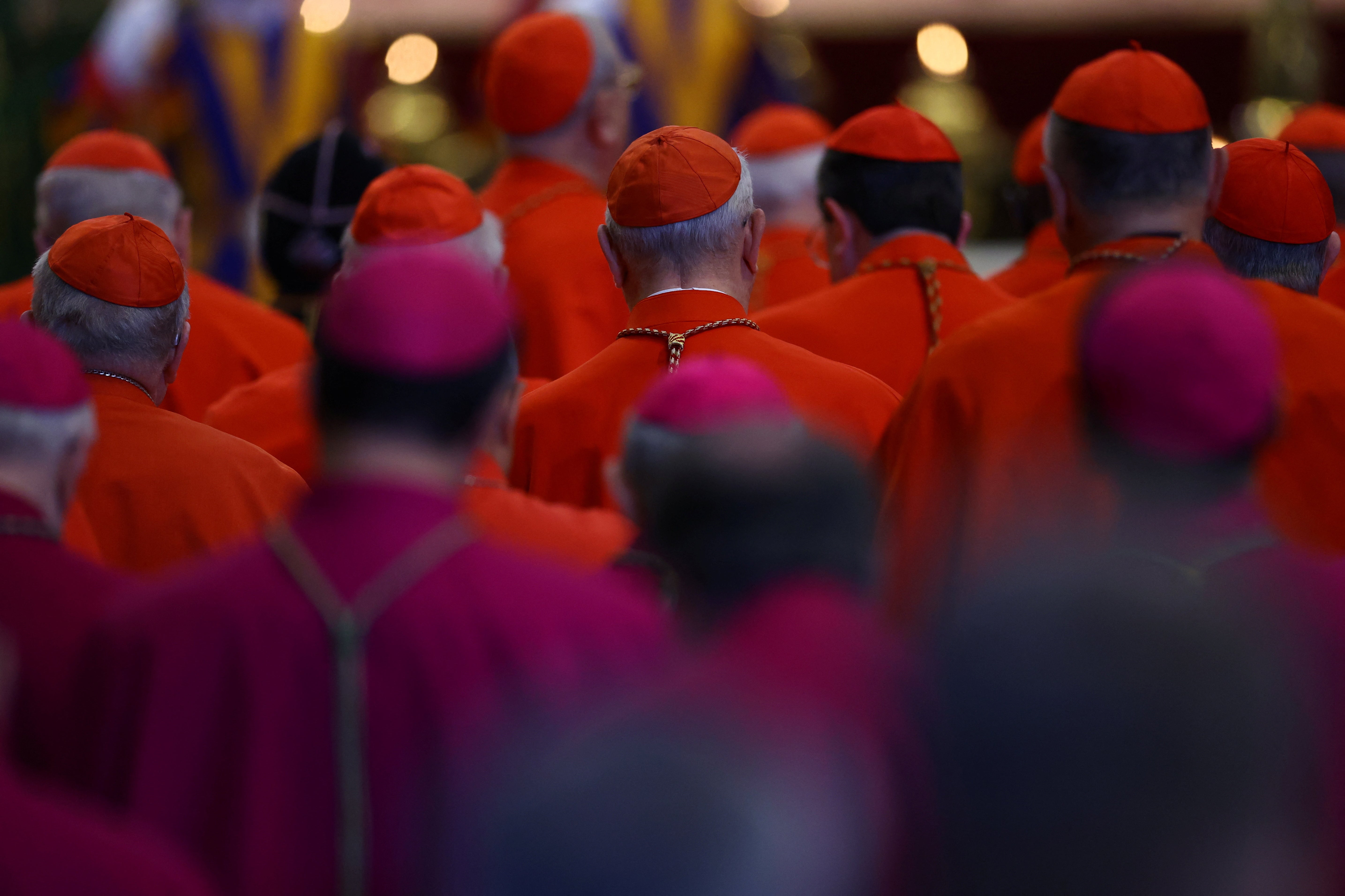 Miembros del clero acompañan el cuerpo del Papa.