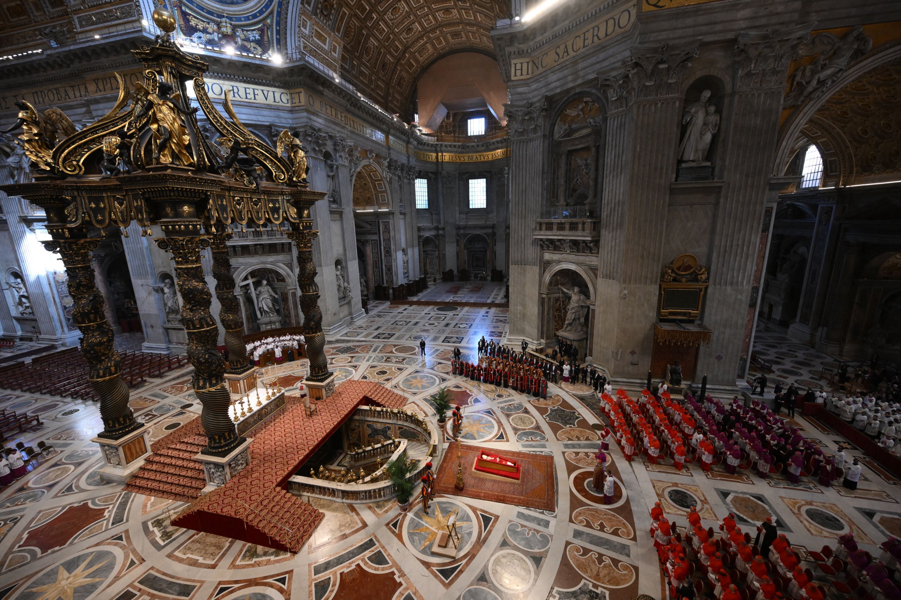 El féretro del Papa reposa en la Basílica de San Pedro.