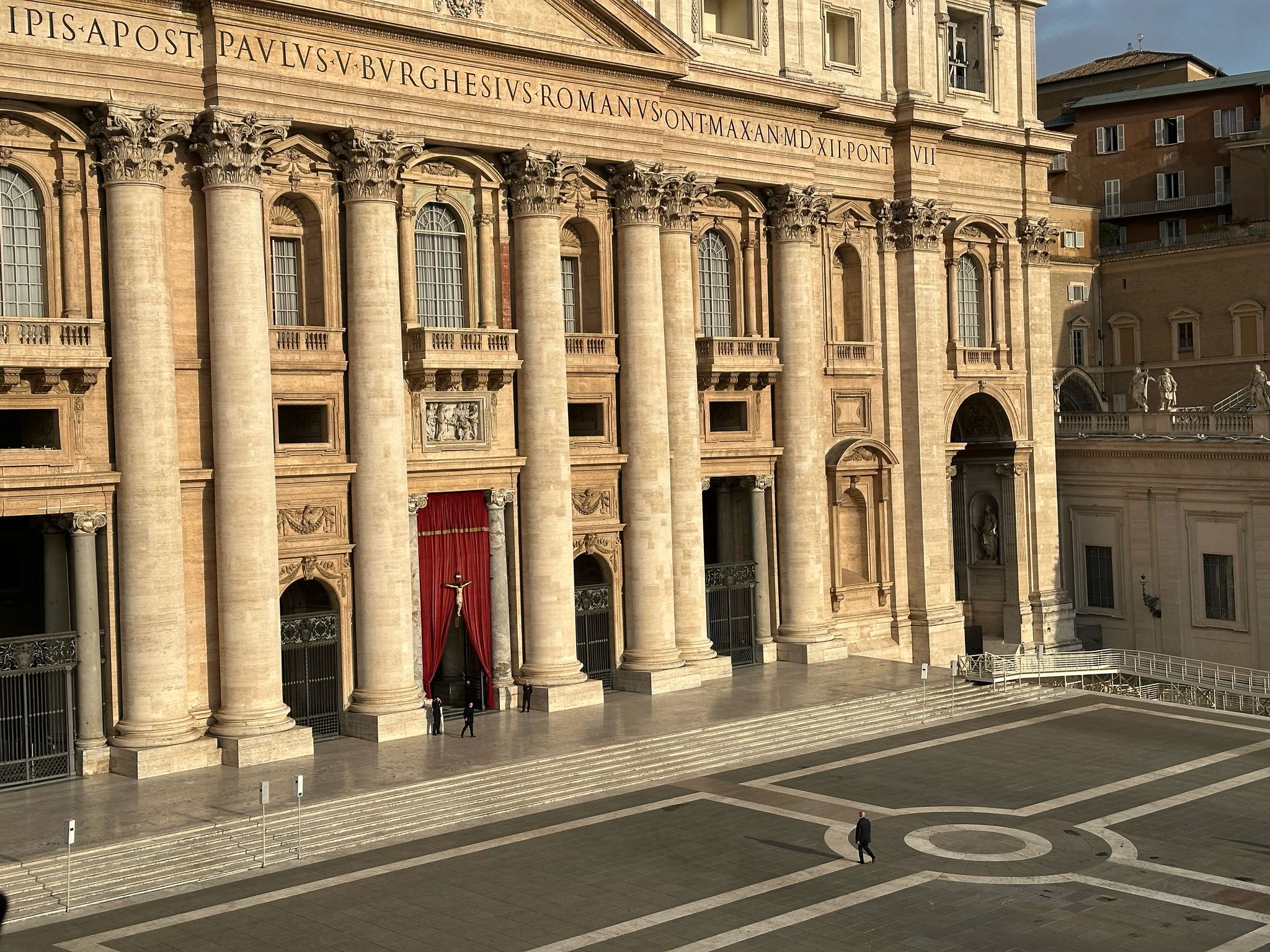 La Plaza de San Pedro, horas antes del traslado del Papa.