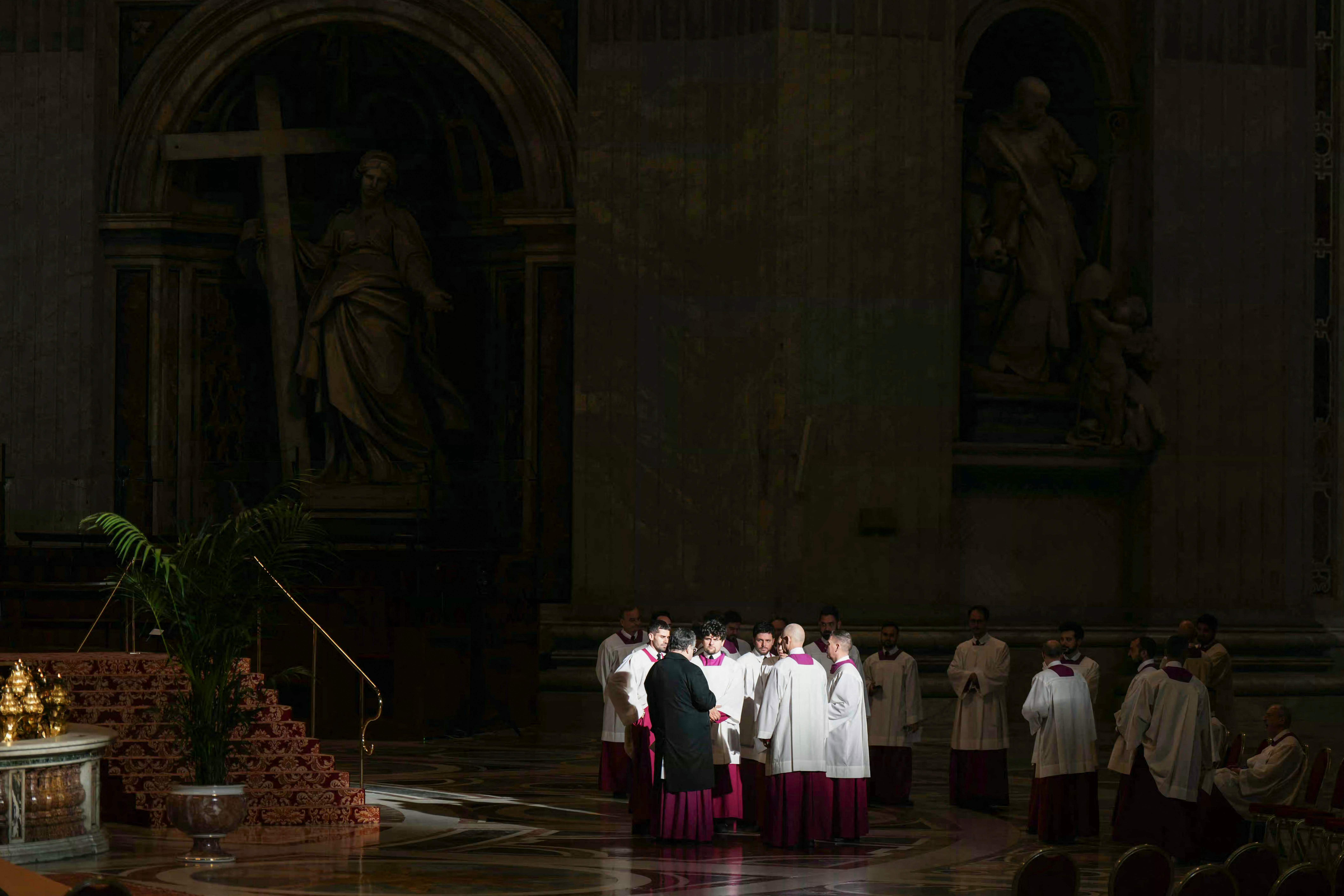 Los obispos permanecen dentro de la basílica de San Pedro antes de la llegada del ataúd del difunto Papa.