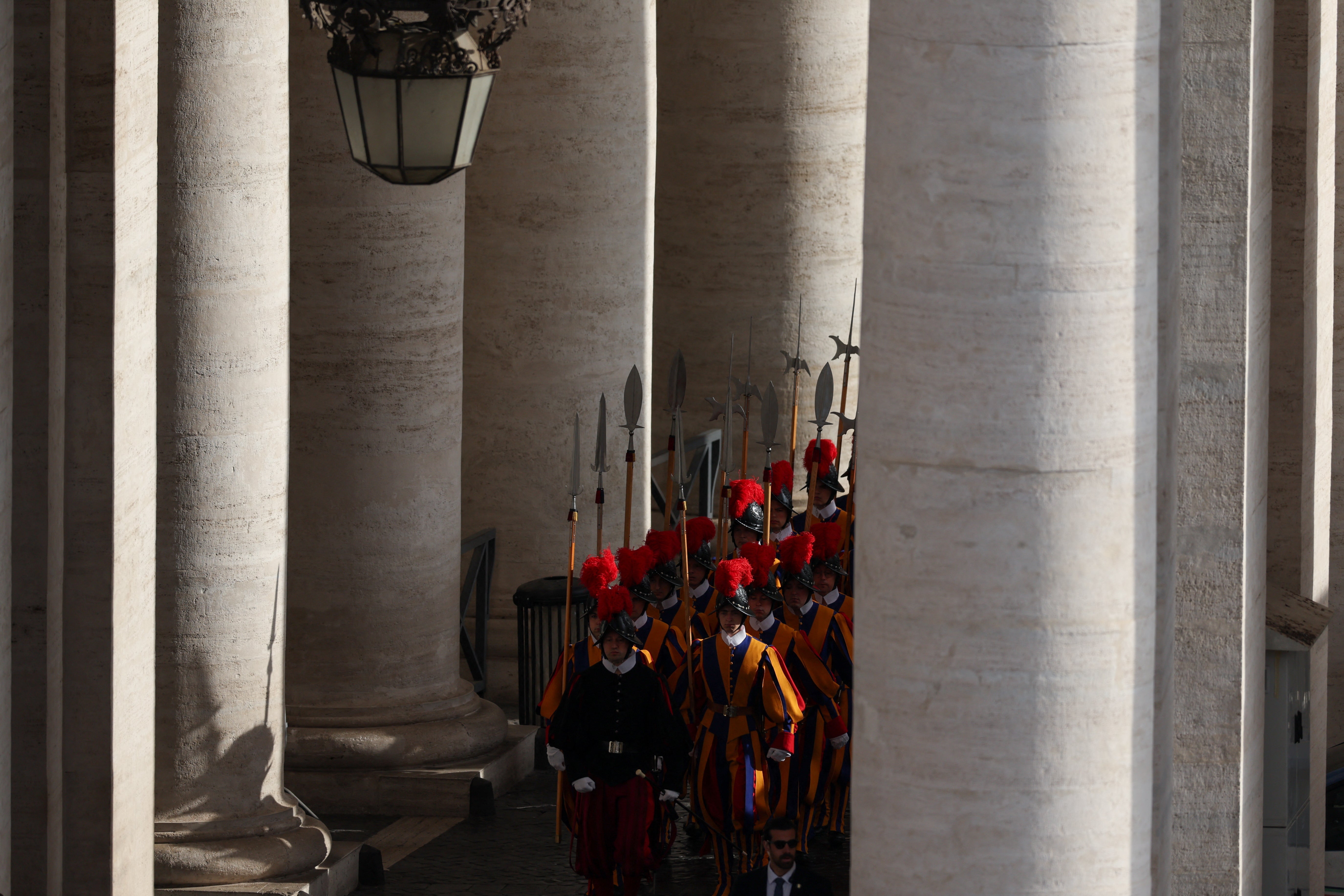 La Guardia Suiza llegando entre las columnas a la Plaza de San Pedro.