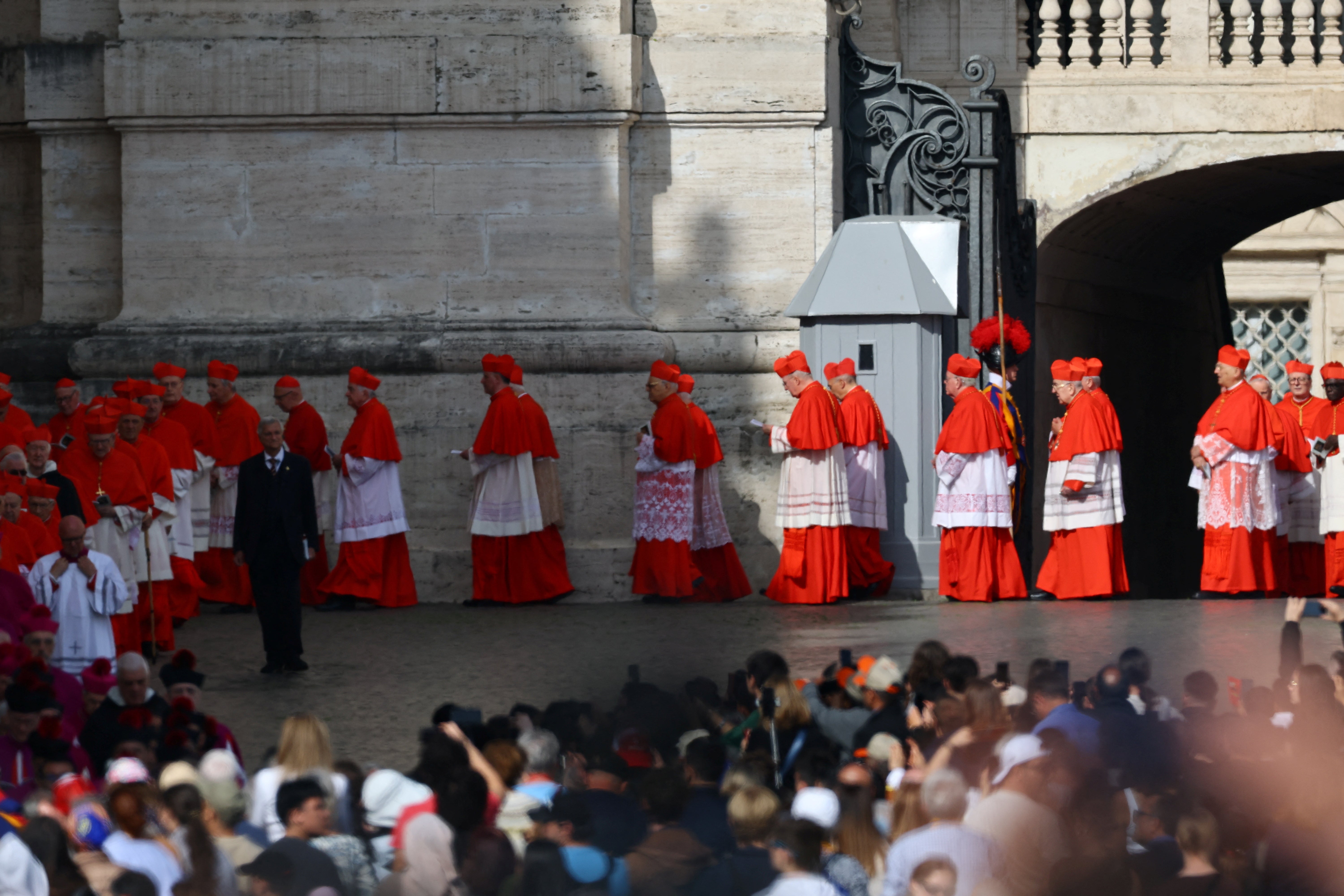 Los cardenales marcan el camino durante el traslado del Papa.