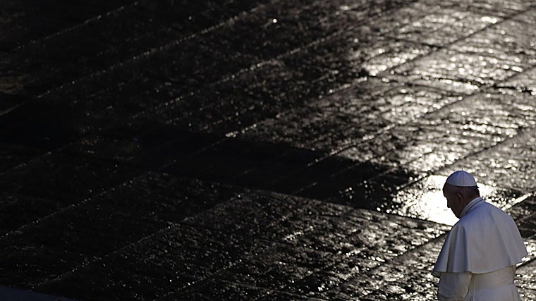 El Papa, solo bajo la lluvia en la plaza de San Pedro para la bendición del Urbi et Orbi durante la pandemia