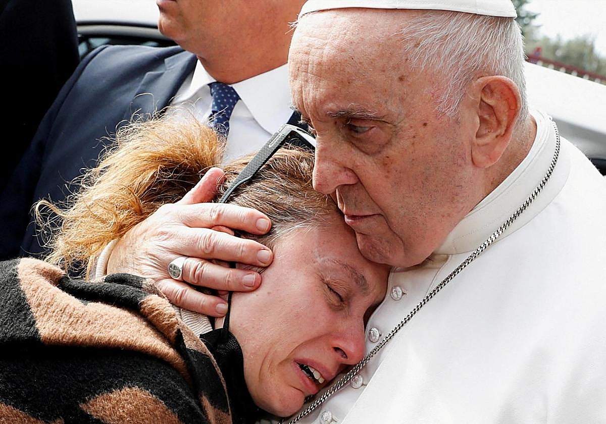 El Papa Francisco consolando a Serena Subania tras perder a su hija Angélica de 5 años