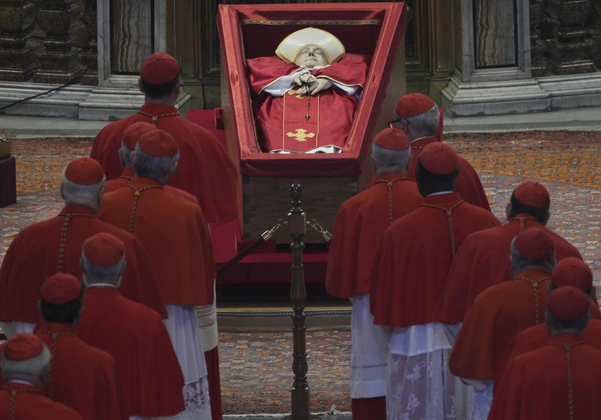 Los cardenales rinden homenaje a los restos mortales del Papa Francisco