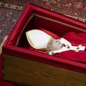 La tradición que explica por qué el ataúd del Papa contiene 21 monedas