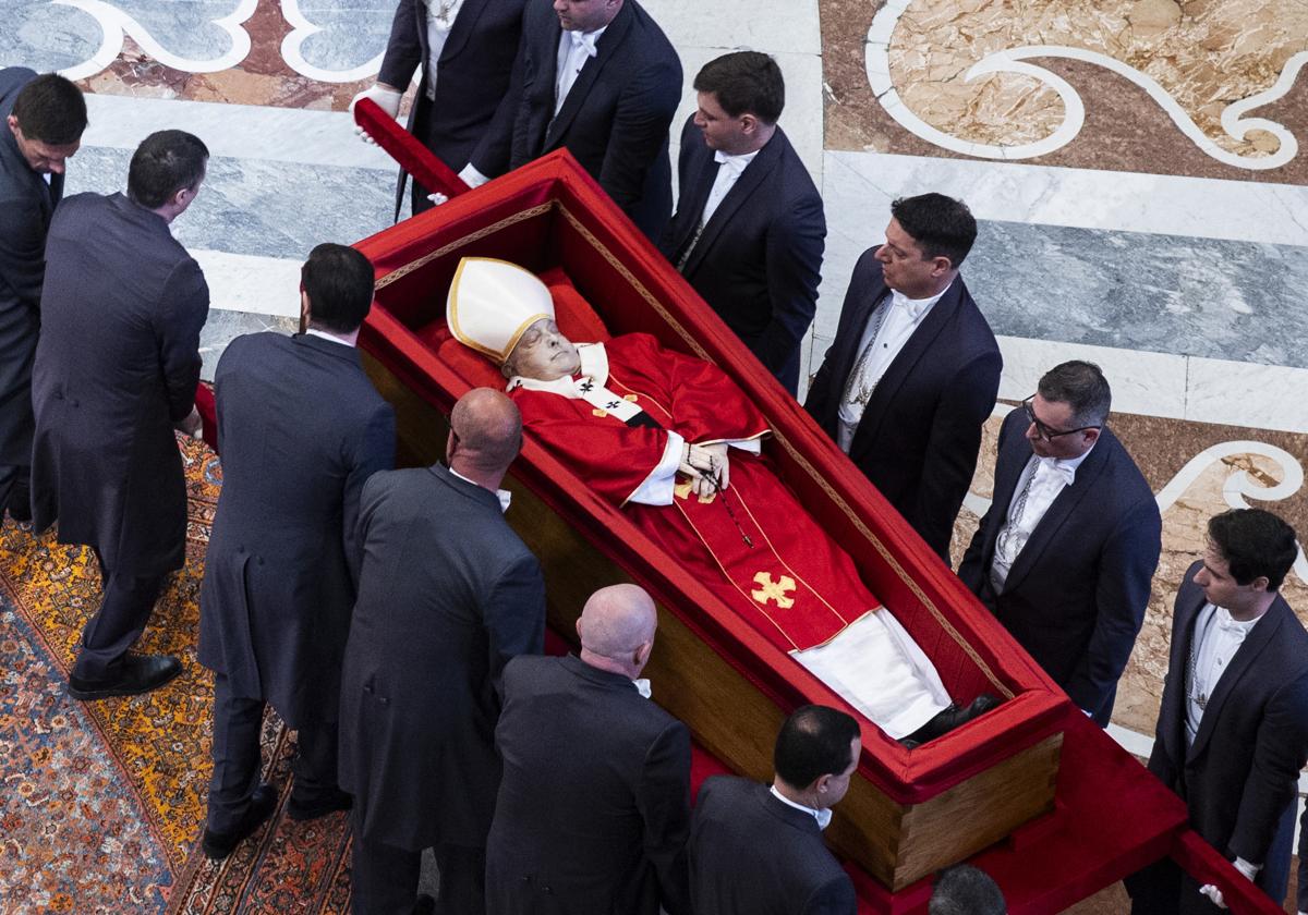 Féretro del Papa Francisco en la basílica de San Pedro del Vaticano