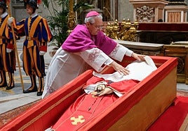 El cierre de ataúd marca las últimas horas de los restos Francisco en el Vaticano
