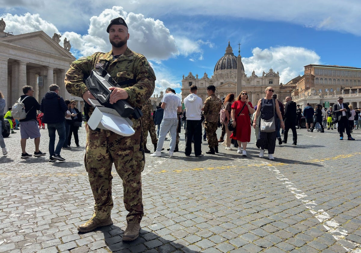Un soldado con un sistema antidrones en los alrededores de la plaza San Pedro del Vaticano