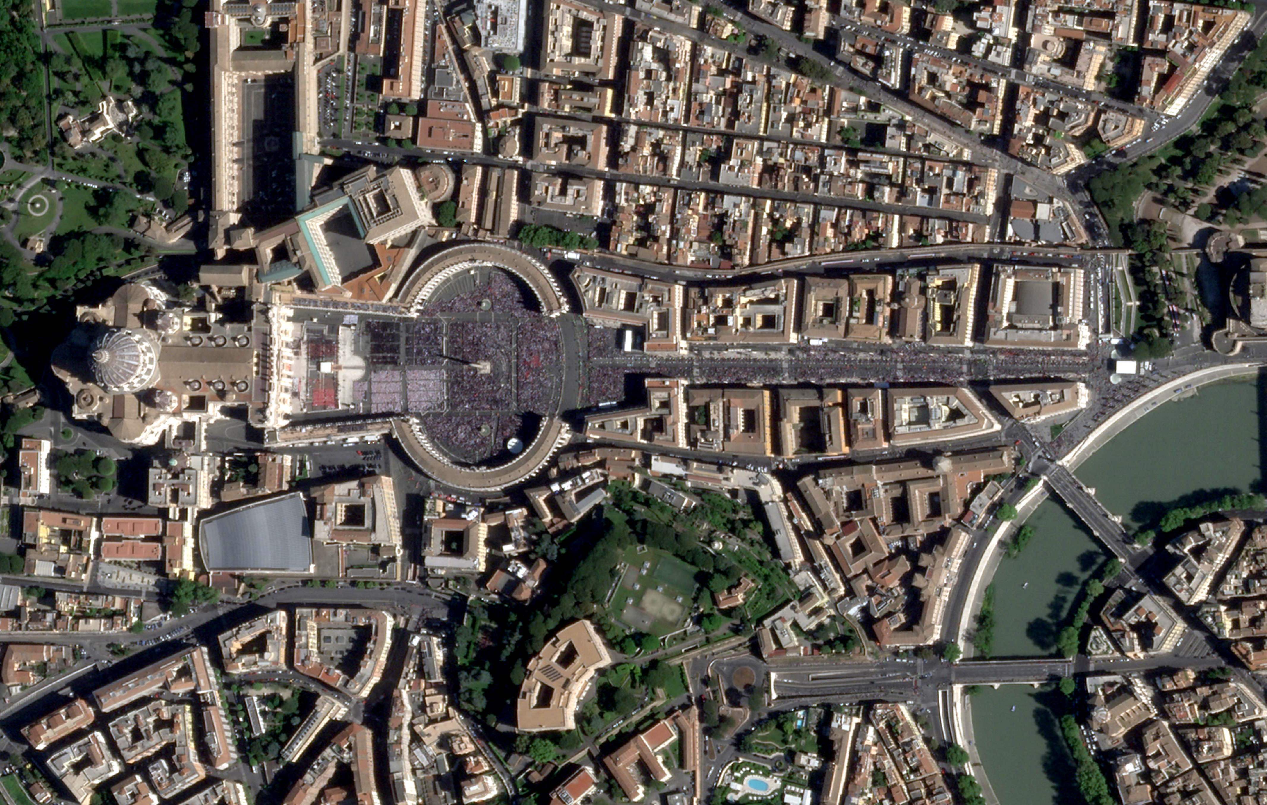 Vista aérea de la abarrotada plaza de San Pedro del Vaticano durante el funeral
