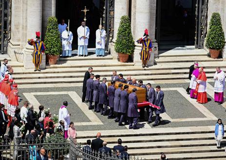 Imagen secundaria 1 - Más de 250.000 personas se han congregado en la plaza de San Pedro y su entorno para seguir el funeral. Abajo, a la izquierda, el traslado del féretro del Papa hasta el altar para oficiar la misa; a la derecha, los Reyes, durante el funeral.