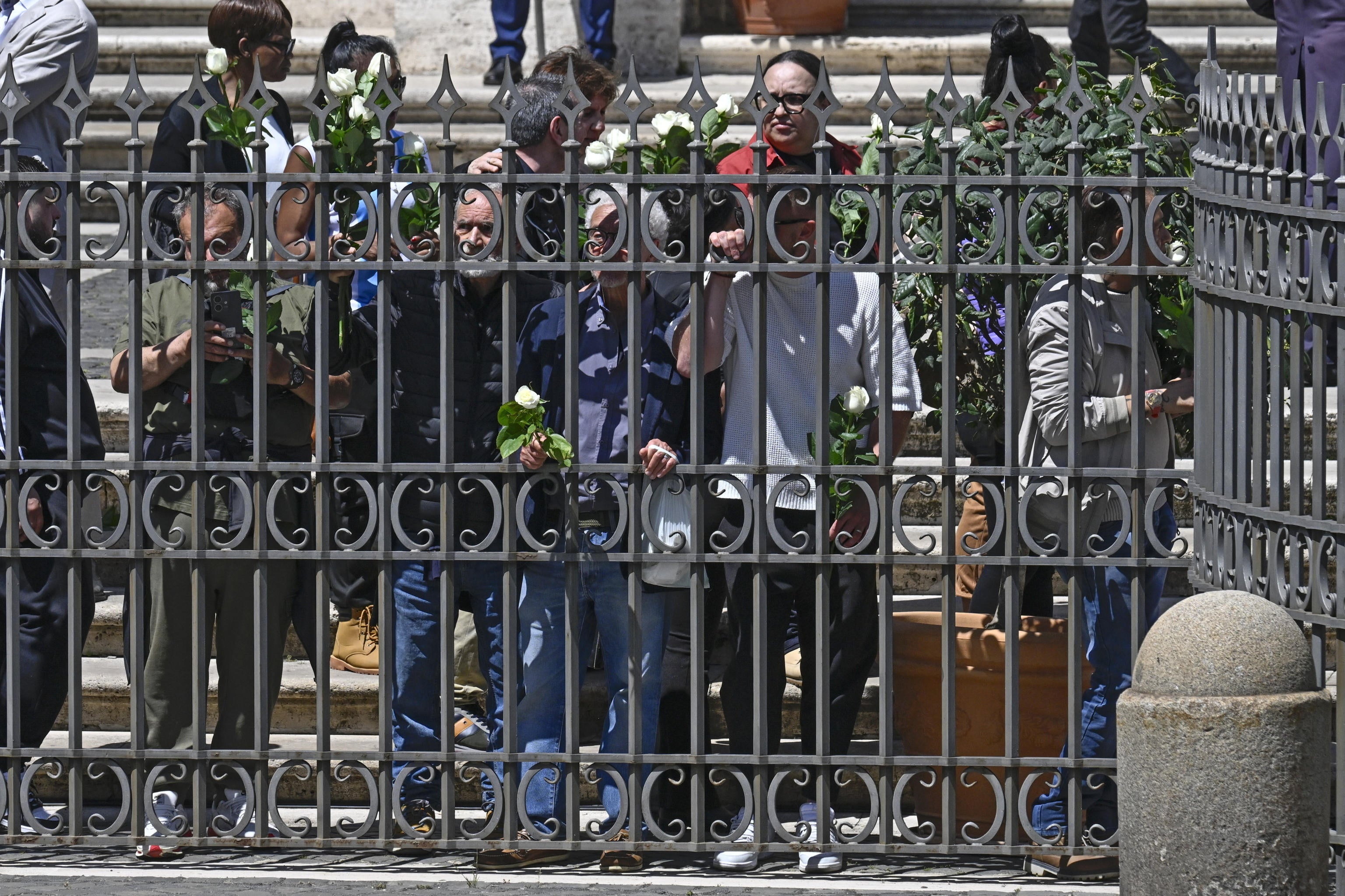 Representantes de comunidades y asociaciones que brindan asistencia a los pobres en las escaleras de la Basílica de Santa María la Mayor