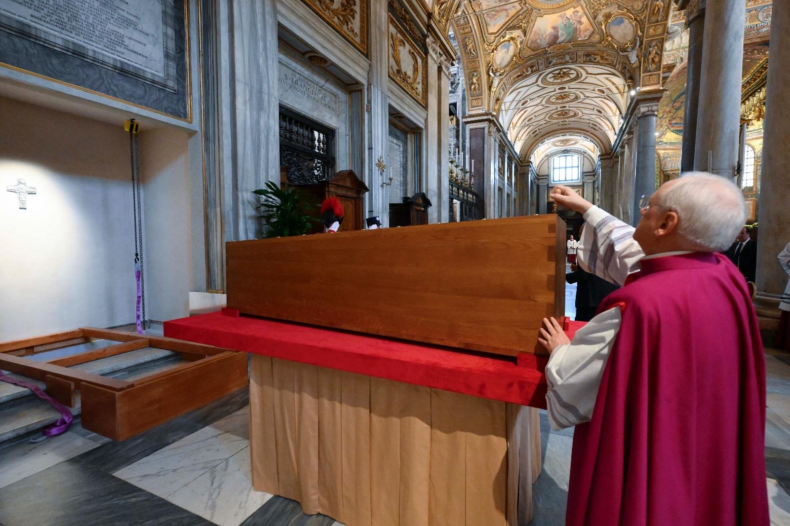 Entierro del ataúd del Papa Francisco en la basílica de Santa María la Mayor