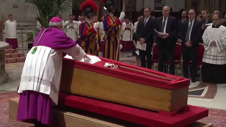 Francisco es sepultado dentro de un féretro sencillo y marcado con su escudo pontificio