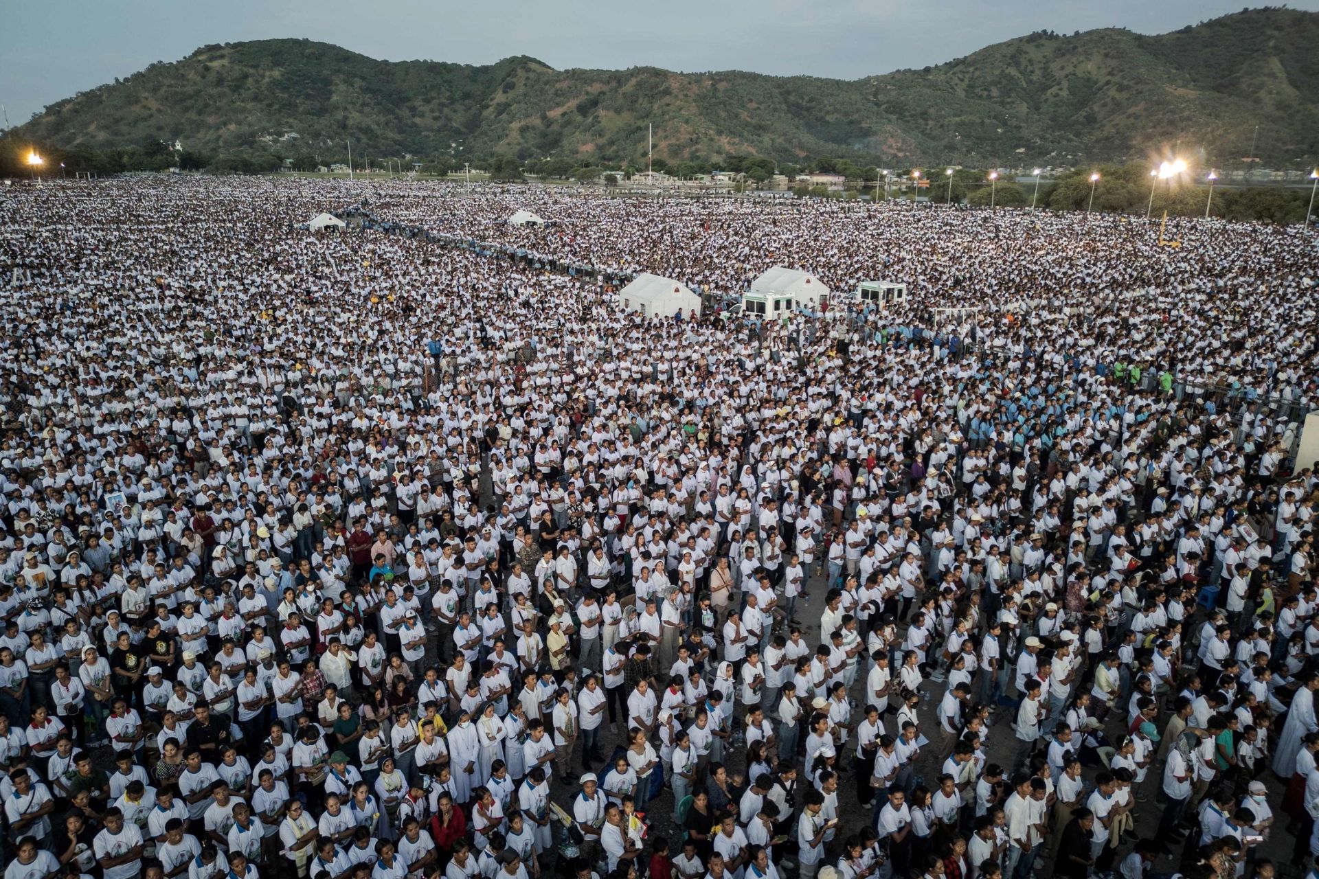 Una multitud de católicos siguen en directo el funeral en la ciudad de Dili, en Timor Occidental