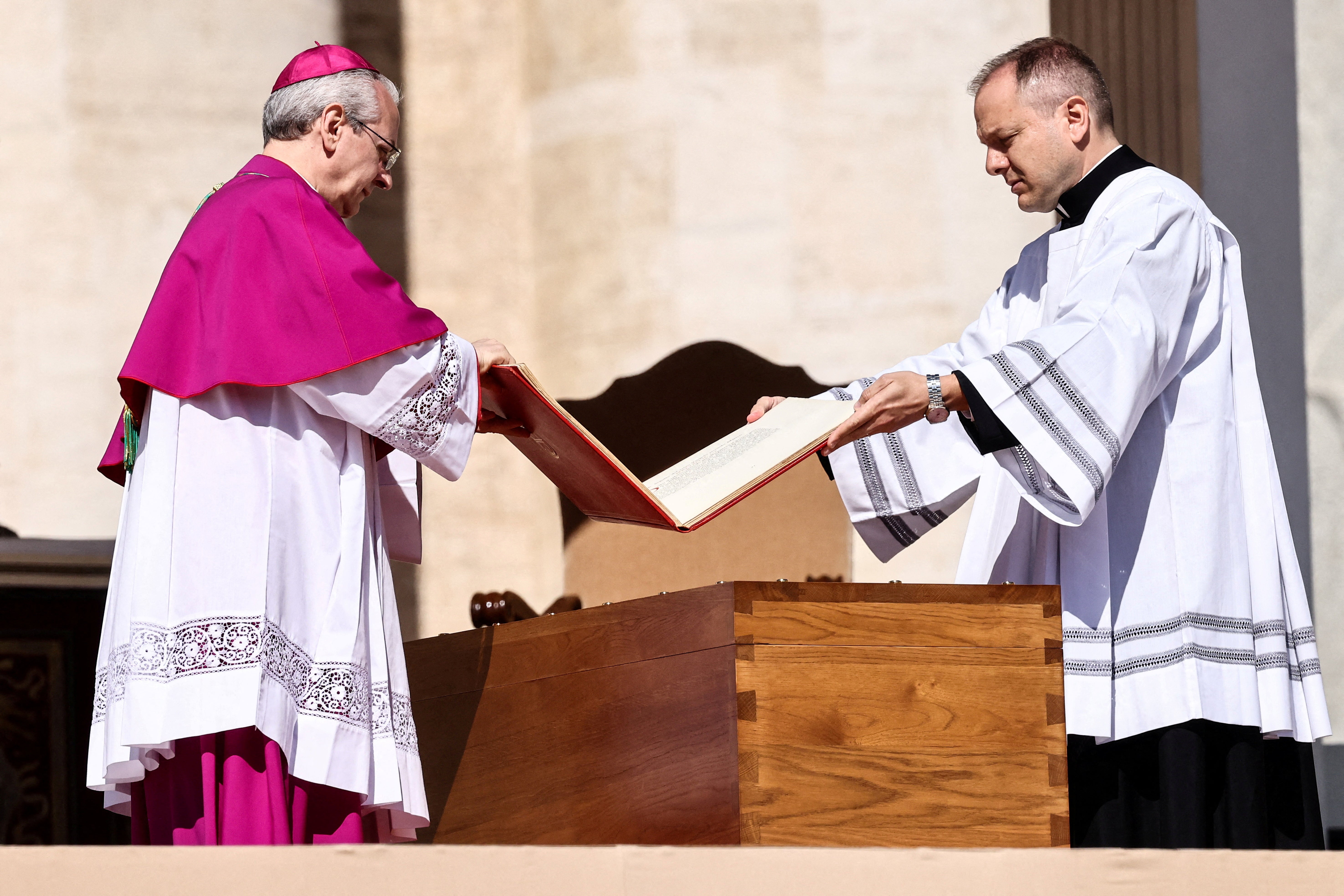 Miembros del clero colocan el libro de los Evangelios sobre el ataúd del Papa Francisco