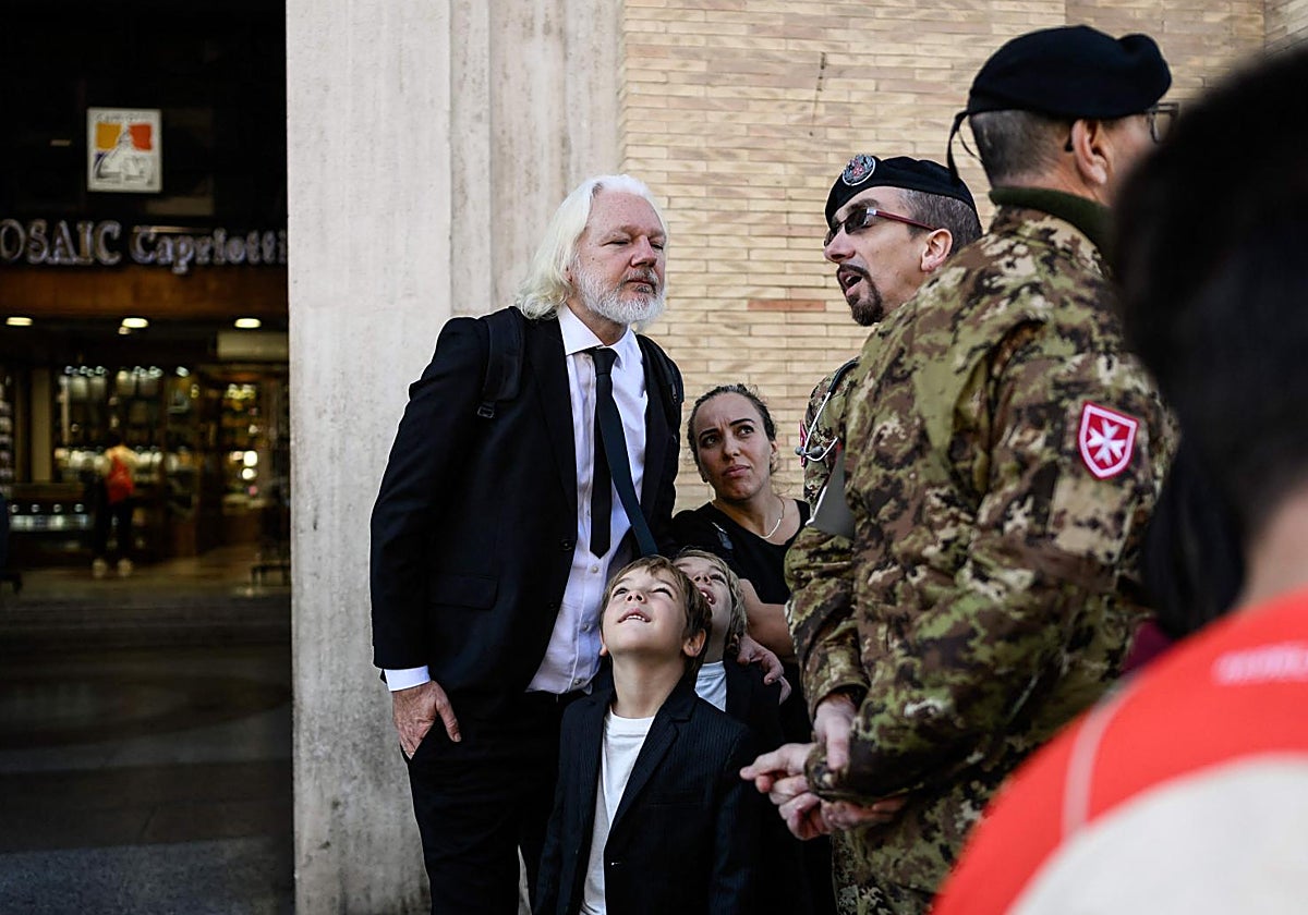 Julian Assange en la vaticana Vía della Conziliazione en un momento de la mañana