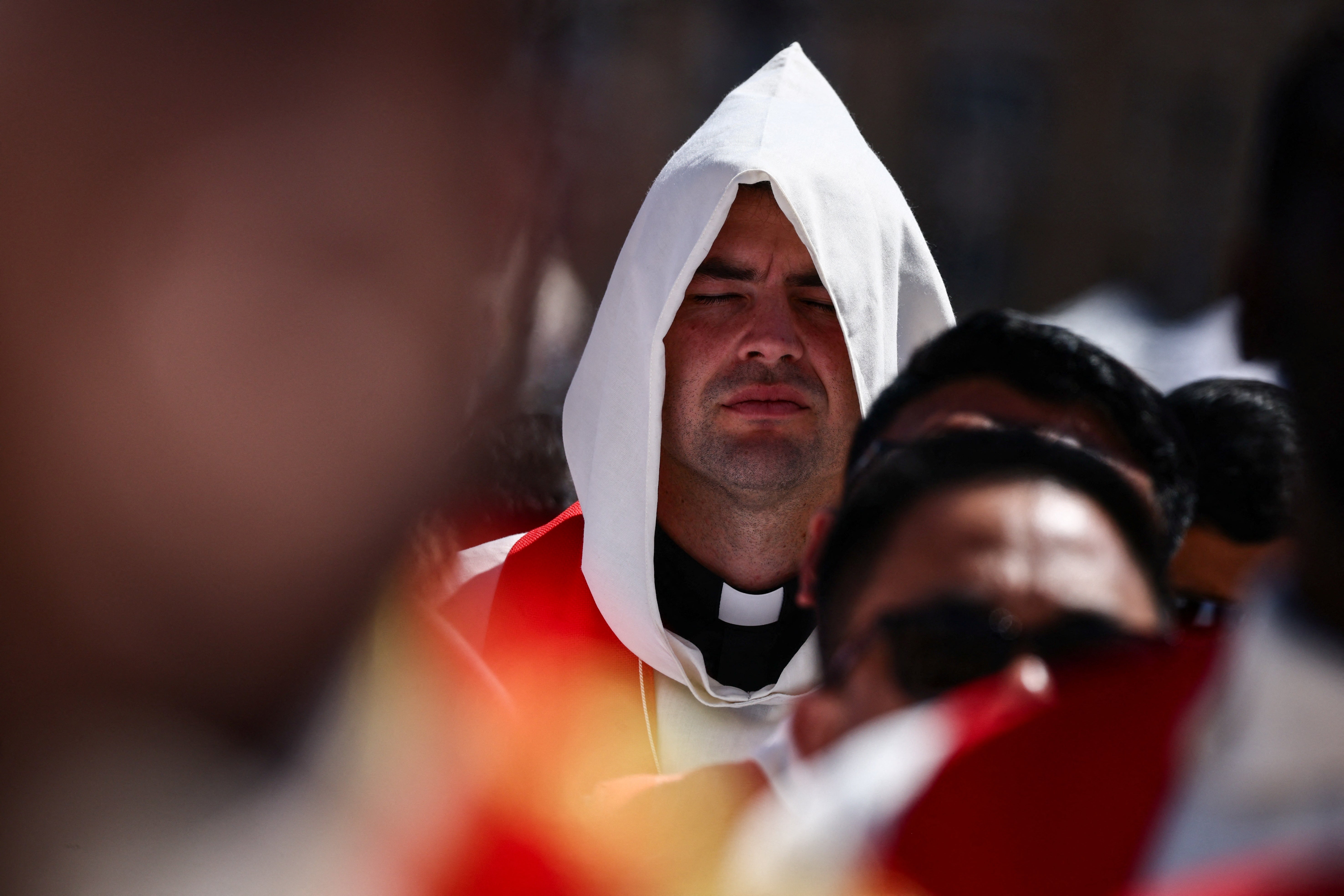 Un clérigo emocionado