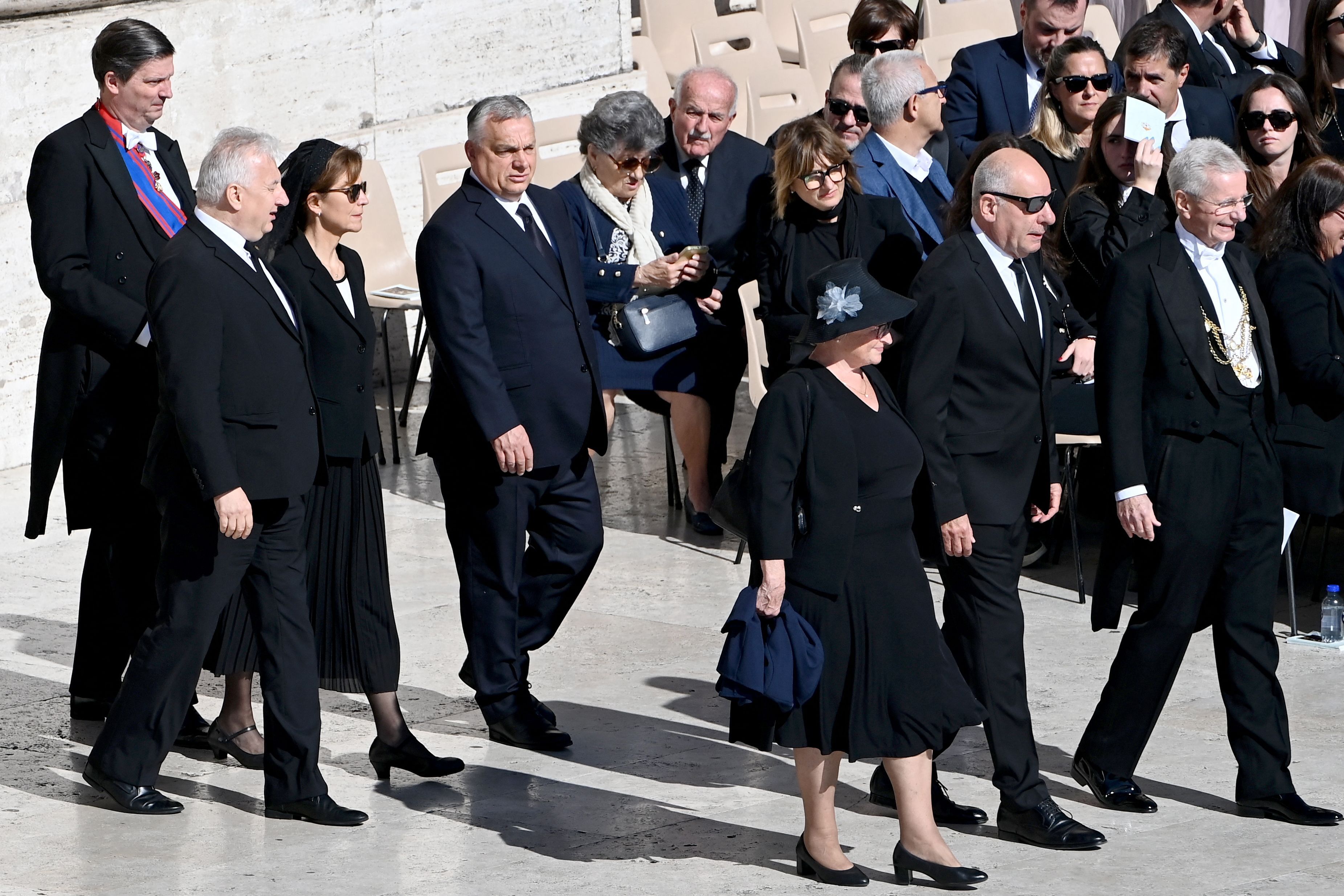 El primer ministro húngaro, Viktor Orban, junto a su mujer y otros miembros de su delegación