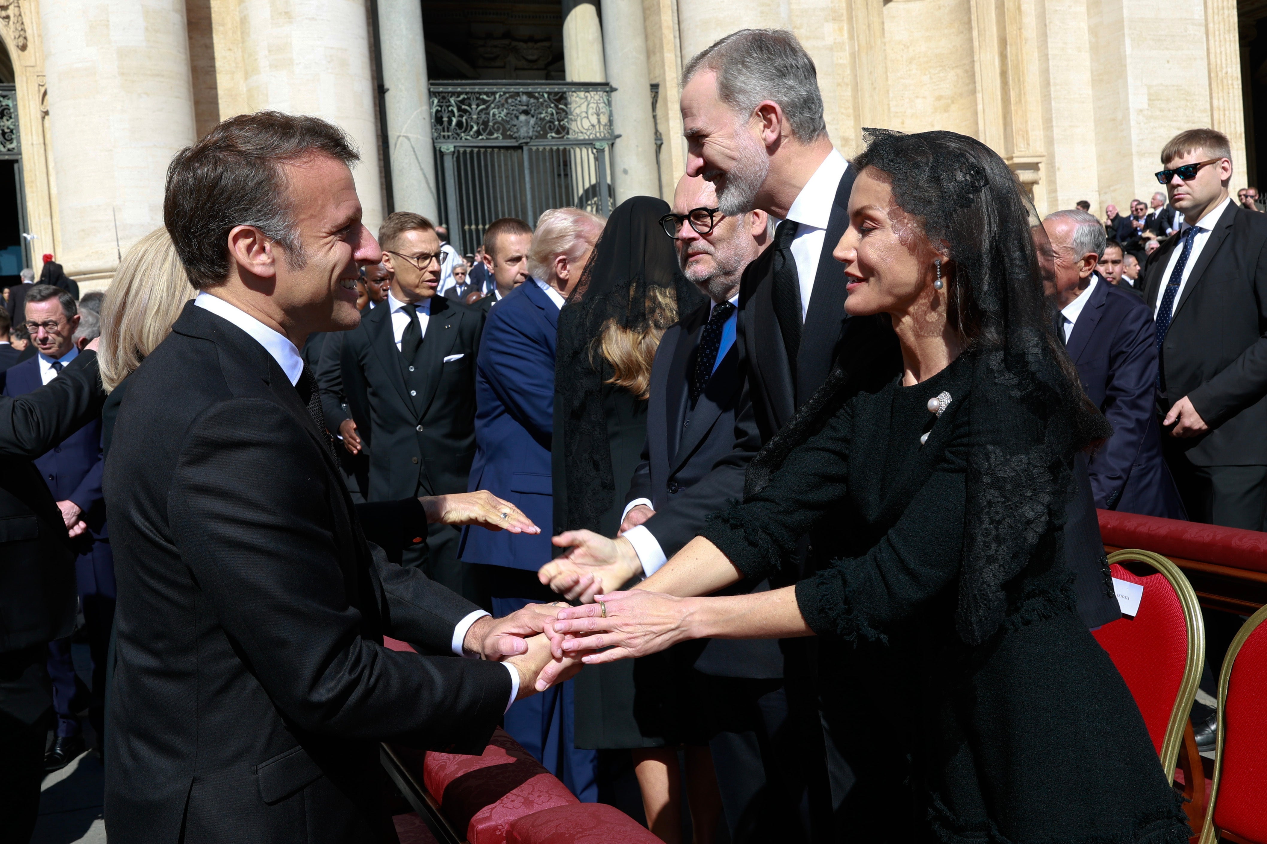 El presidente de la República Francesa saluda a los Reyes