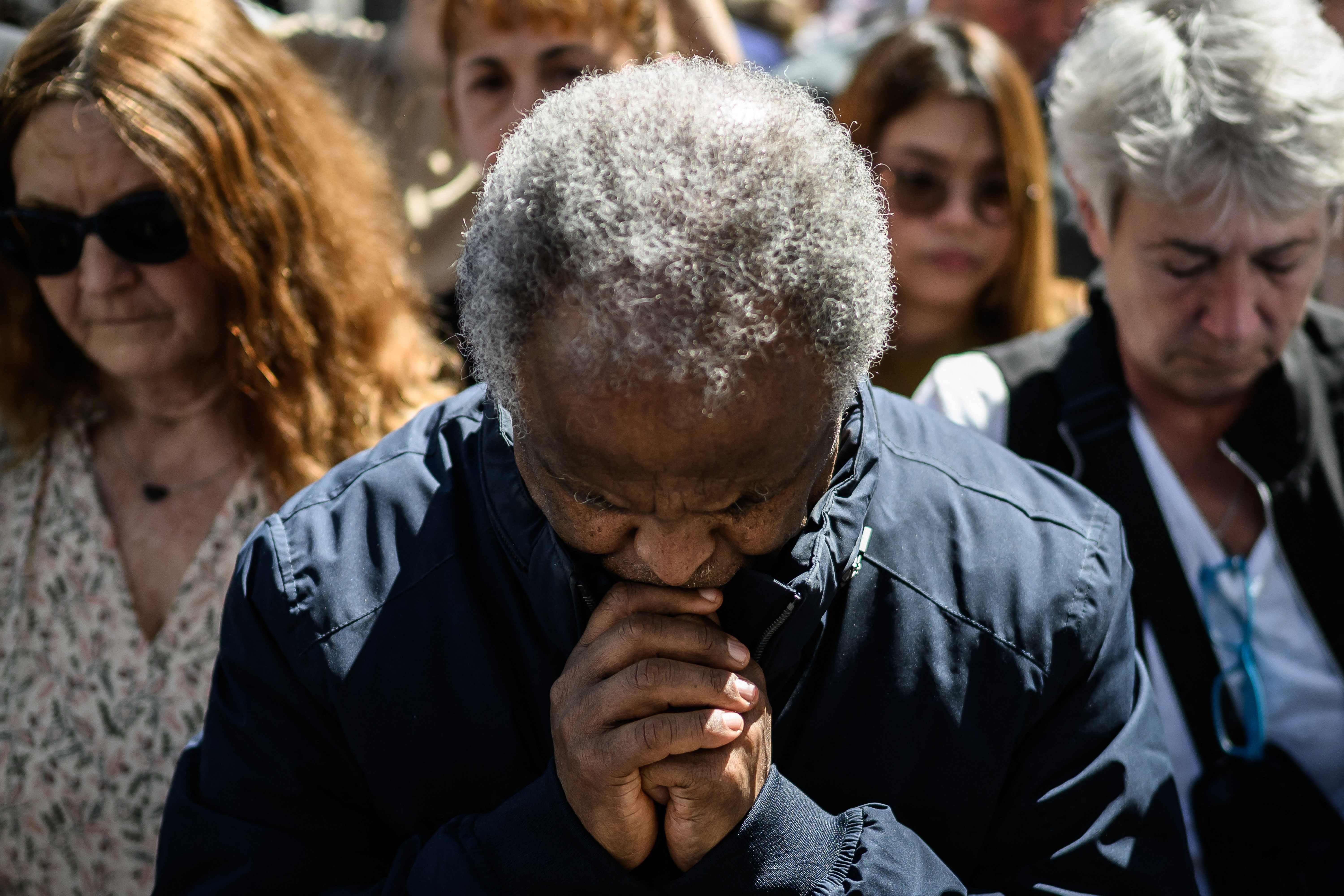 Un hombre reza durante la misa