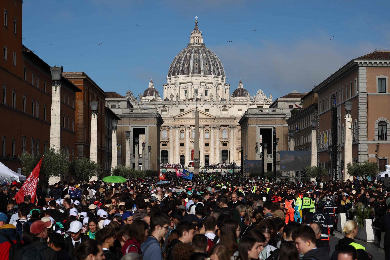 Miles de fieles aguardan con devoción el funeral del Papa