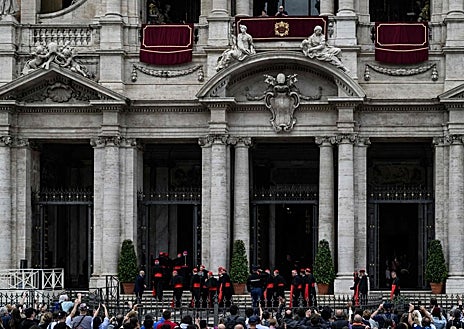 Imagen secundaria 1 - Arriba, los cardenales durante la ceremonia en Santa María la Mayor; abajo a la izquierda, el momento del acceso a la Basílica; abajo a la derecha, un cardenal toma una imagen de la tumba de Francisco