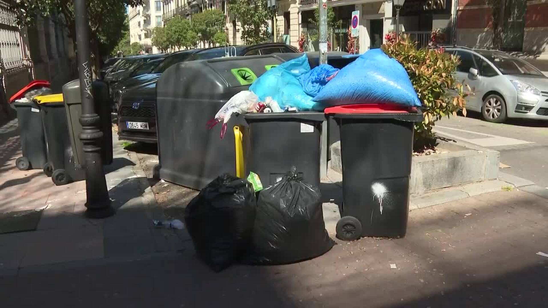 Vecinos de Madrid denuncian el mal estado de las calles por la huelga de limpieza