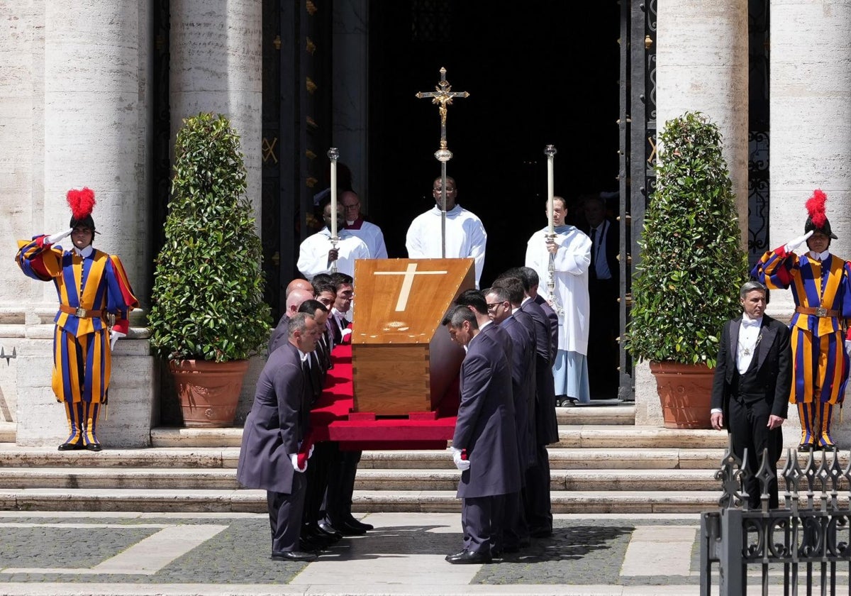 Los sediarios portan los restos del Papa a la entrada de San María la Mayor