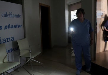 Los hospitales aplazan cirugías por el apagón, pero mantienen su actividad con generadores