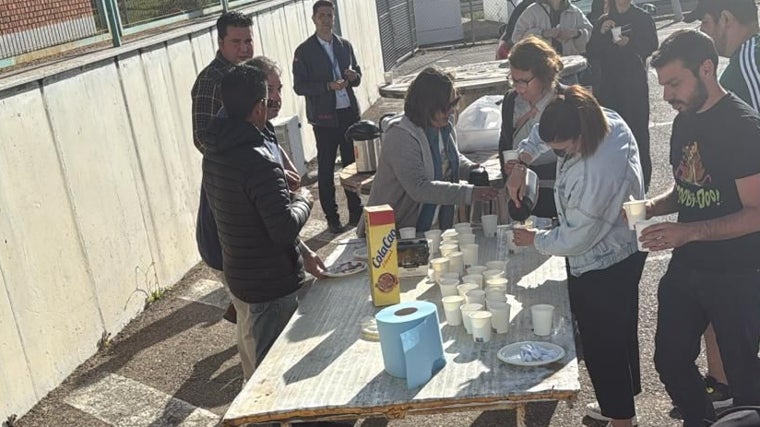 Los pasajeros han improvisado un desayuno en Villanueva de Córdoba