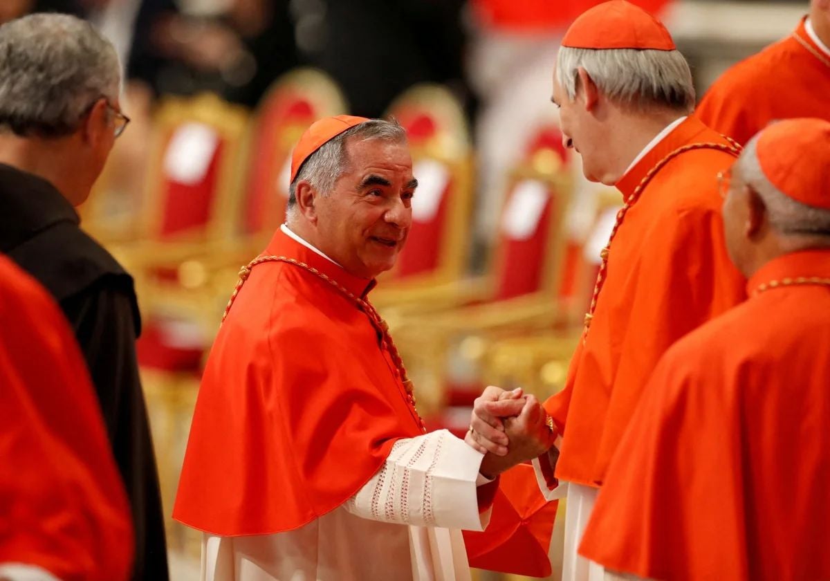 El cardenal Angelo Becciu , en el centro, saluda al cardenal Matteo Zupppi