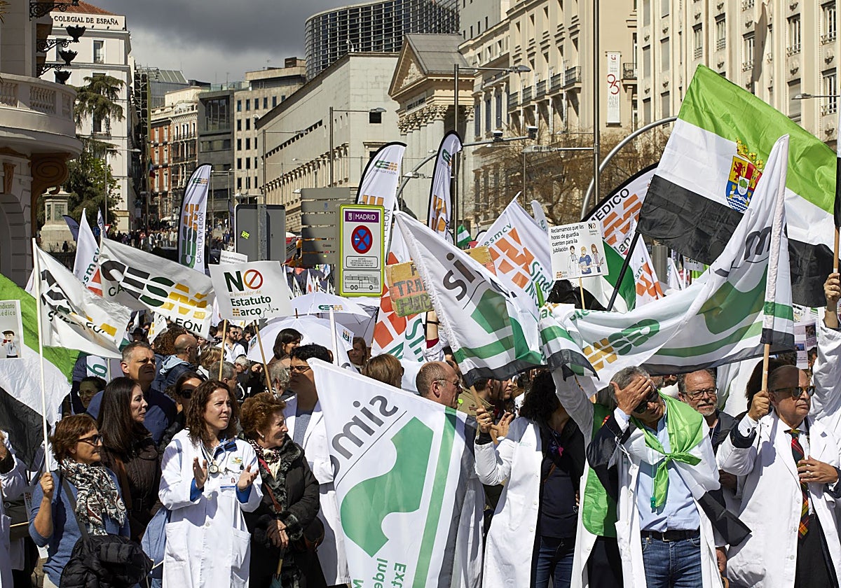 Manifestación de médicos contra el estatuto marco el pasado abril en Madrid