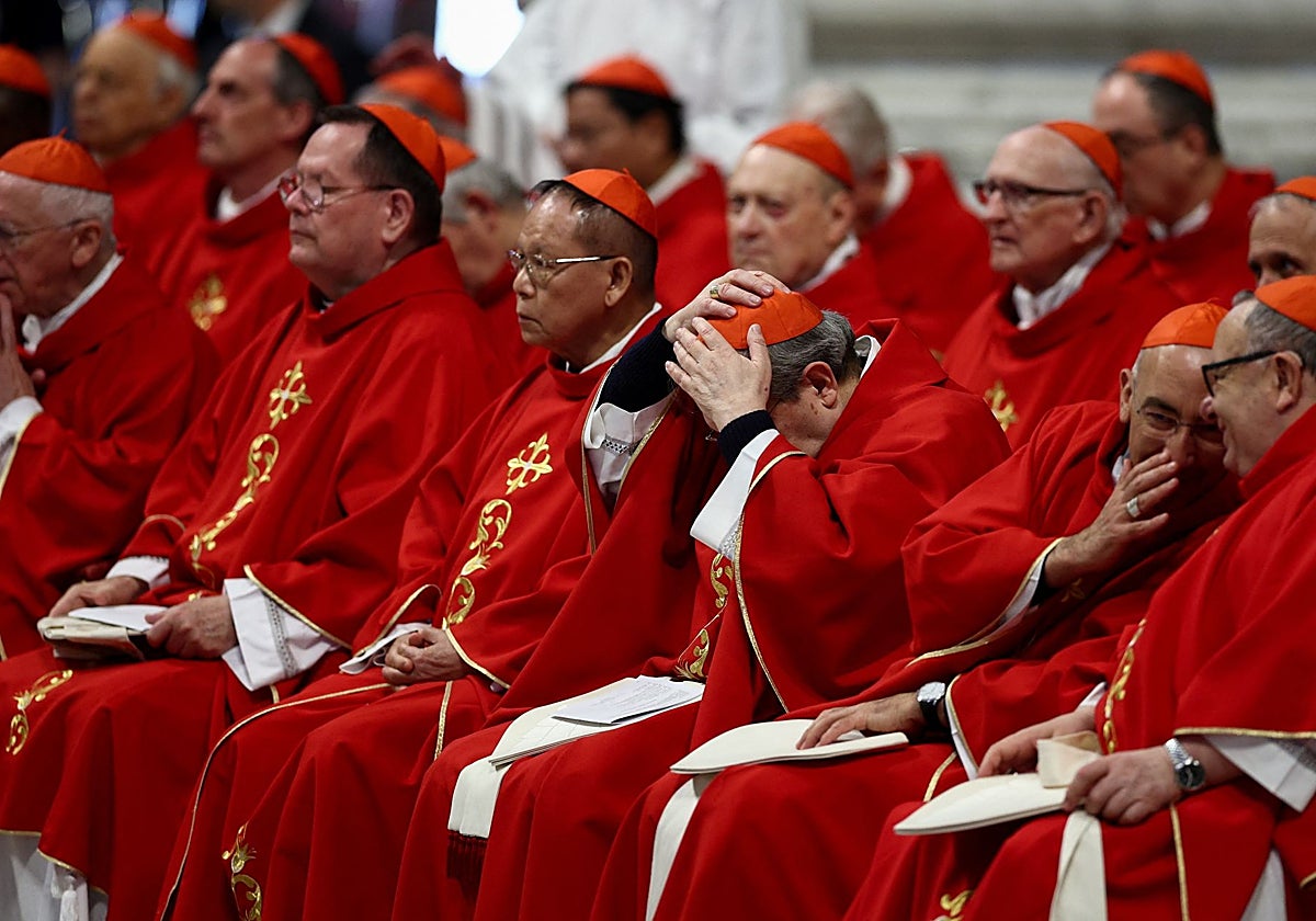 Los cardenales asisten a una misa de duelo por el Papa Francisco celebrada el martes