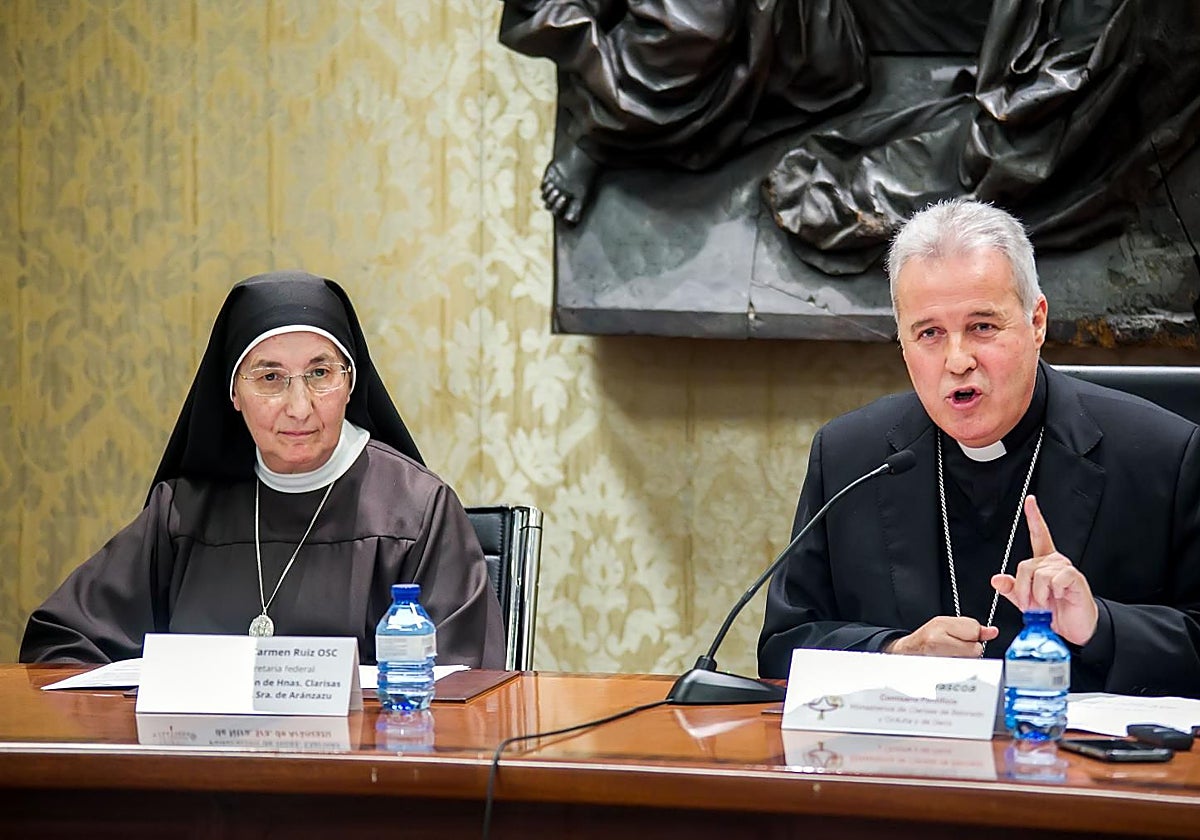 Mario Iceta y la secretaria de la Federación de Clarisas de Ntra. Sra. de Arantzazu, la hermana Carmen Ruiz