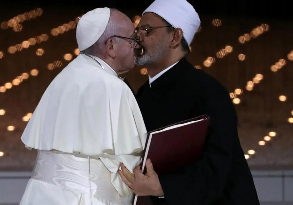 Beso entre el Papa Francisco y el gran imán de al-Azhar Sheikh Ahmed al-Tayeb