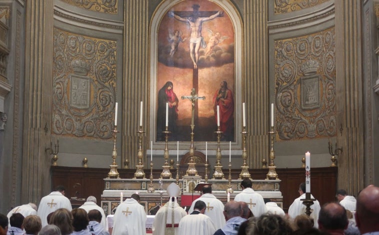Imagen principal - En la imagen principal, el cardenal José Cobo oficiando la misa; en la horizontal secundaria, la tumba de Veteta; en la vertical, el busto de Bernini con el rector Jaime Brosel