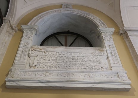 Imagen secundaria 1 - En la imagen principal, el cardenal José Cobo oficiando la misa; en la horizontal secundaria, la tumba de Veteta; en la vertical, el busto de Bernini con el rector Jaime Brosel