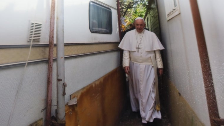 Francisco, paseando entre las caravanas donde viven los feriantes